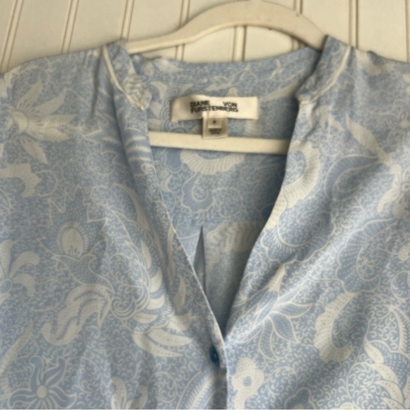 Diane Von Furstenberg Size 8 Blue Floral Short Sleeve V- Neck 100% Silk Blouse - Picture 2 of 6